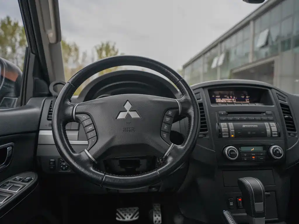 Mitsubishi Pajero (Import) — миниатюра 9