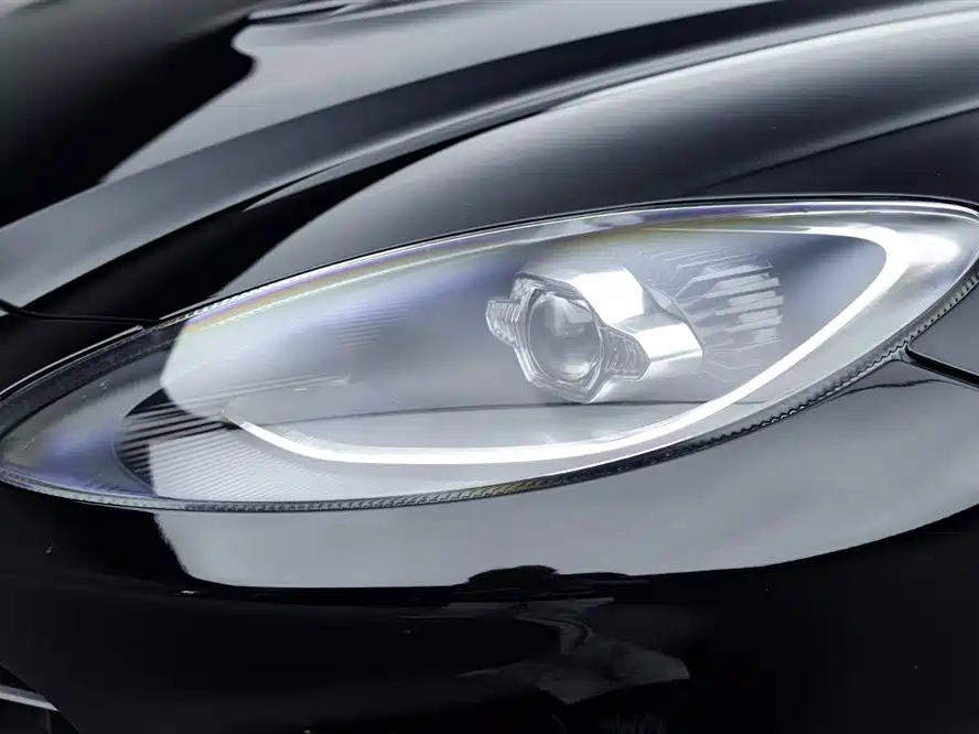 Aston Martin DBX 2023 3.0T STRAIGHT-SIX