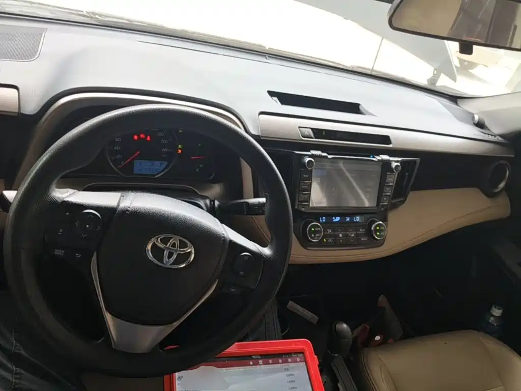 Toyota RAV4 — миниатюра 10