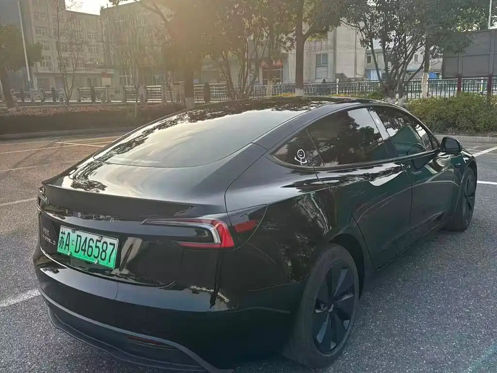 TESLA MODEL 3