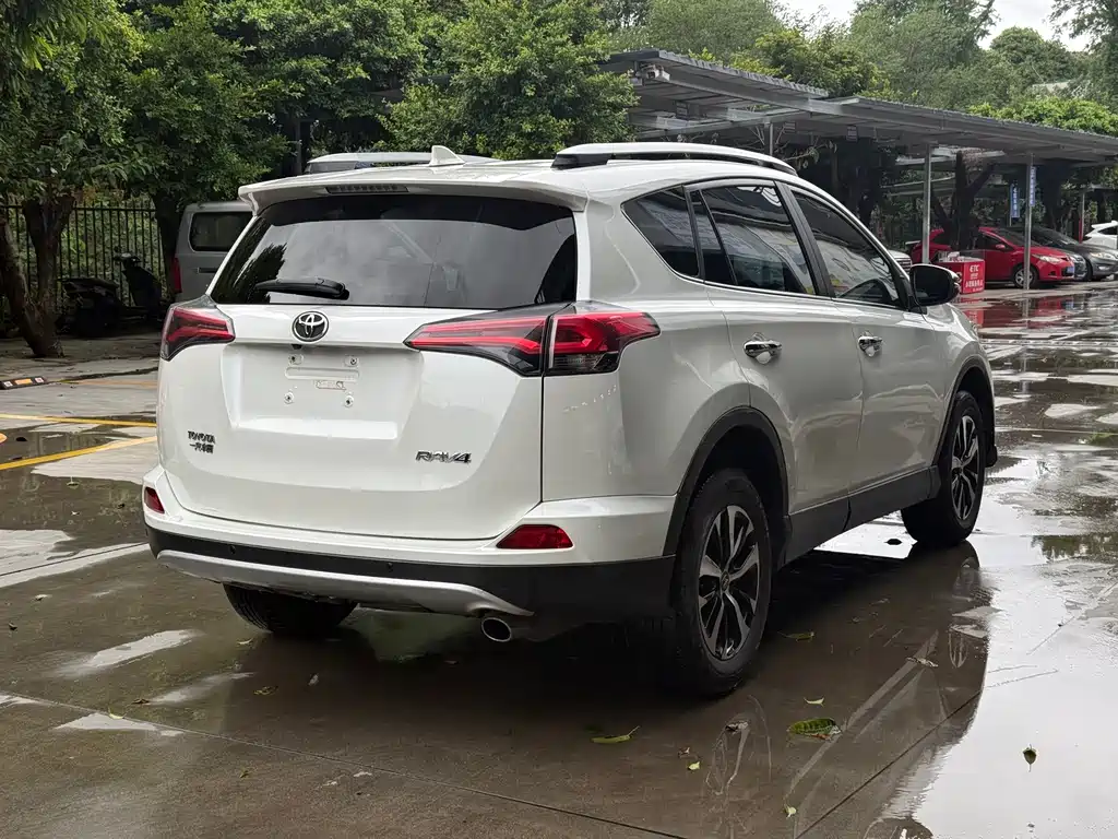Toyota RAV4 — миниатюра 6