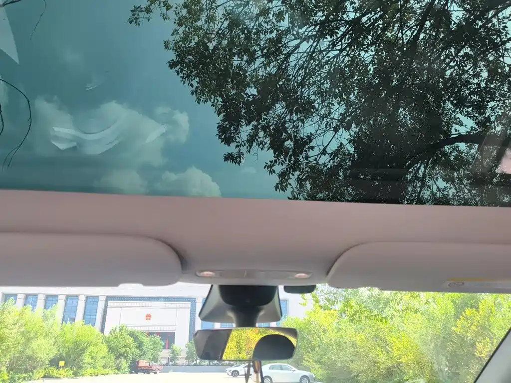 Tesla Model Y — миниатюра 9