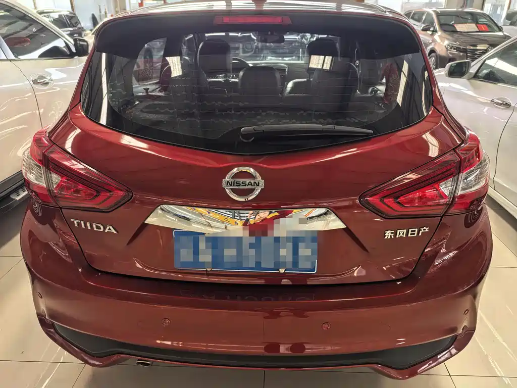 NISSAN TIIDA