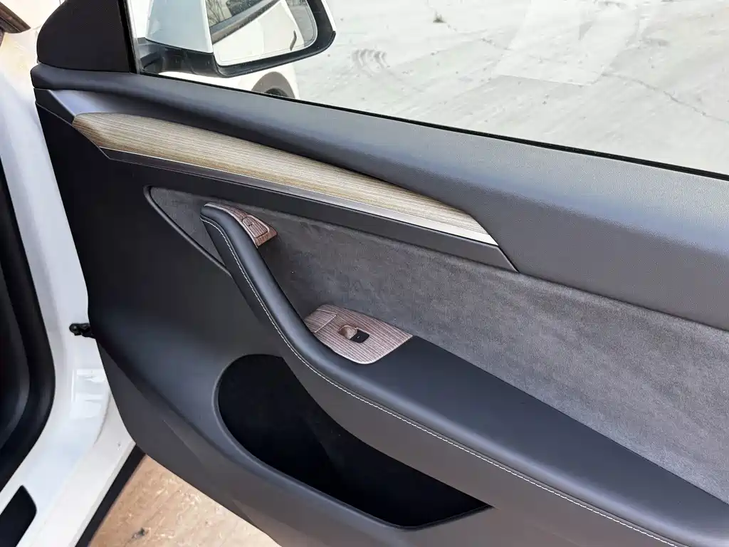 Tesla Model Y — миниатюра 5