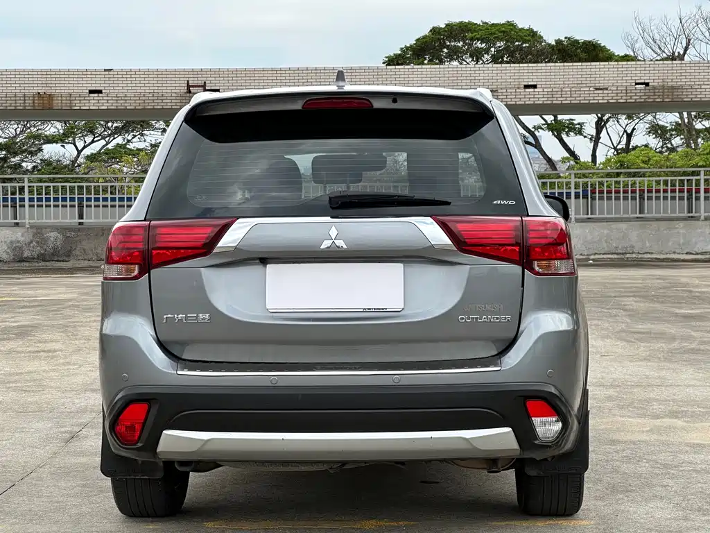 MITSUBISHI OUTLANDER