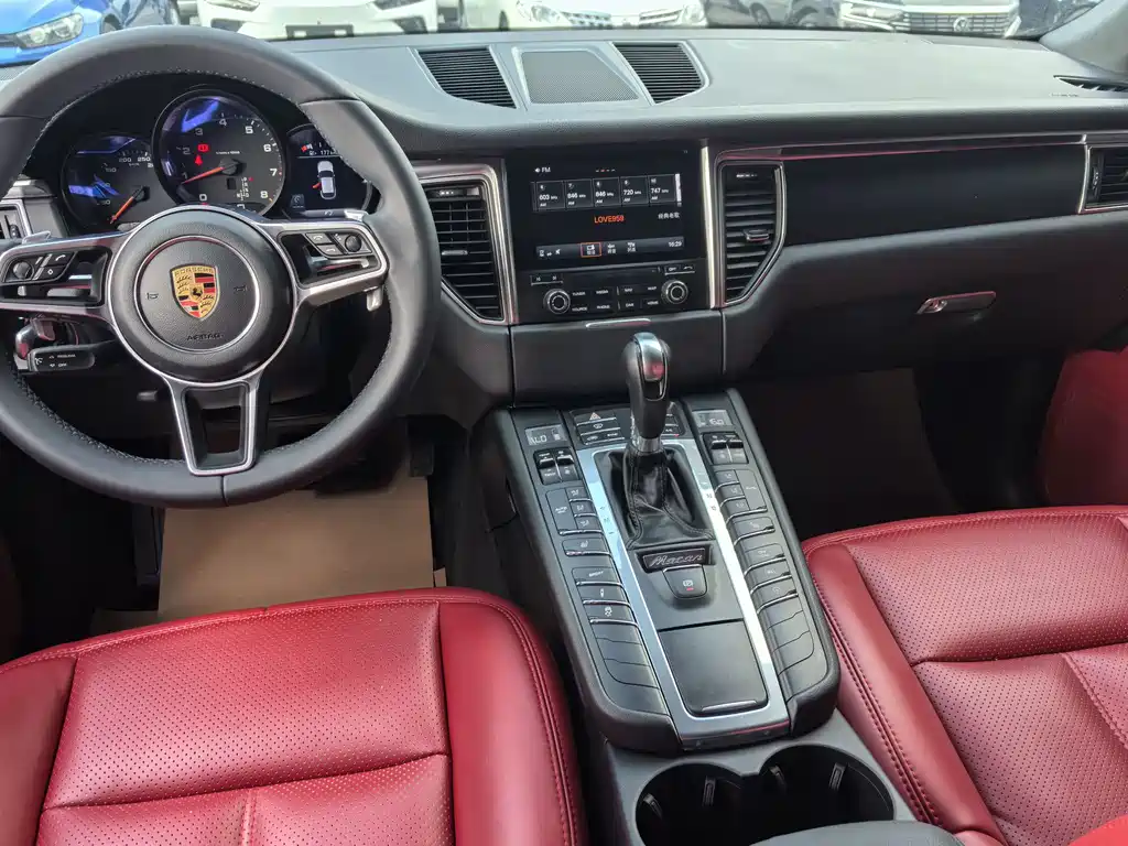 PORSCHE MACAN