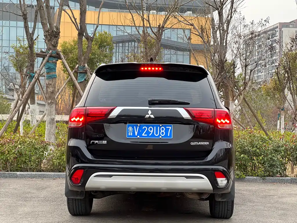 MITSUBISHI OUTLANDER