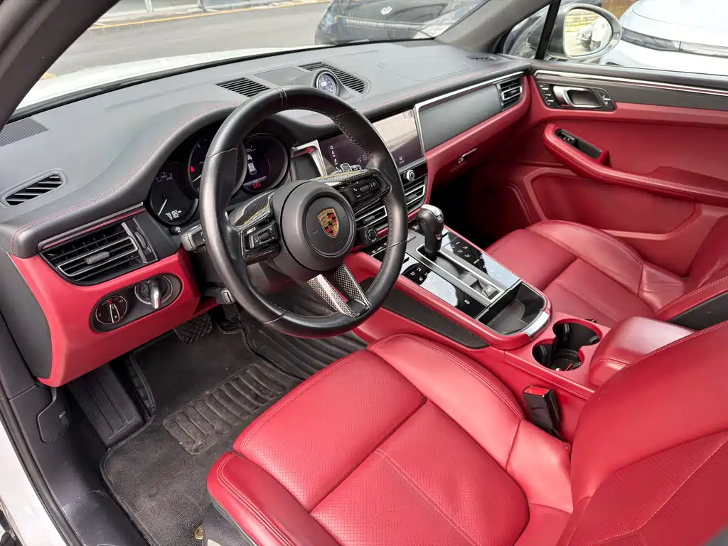 PORSCHE MACAN