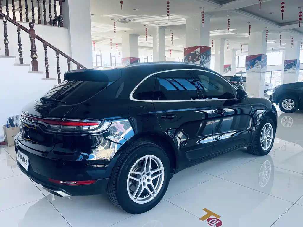 PORSCHE MACAN