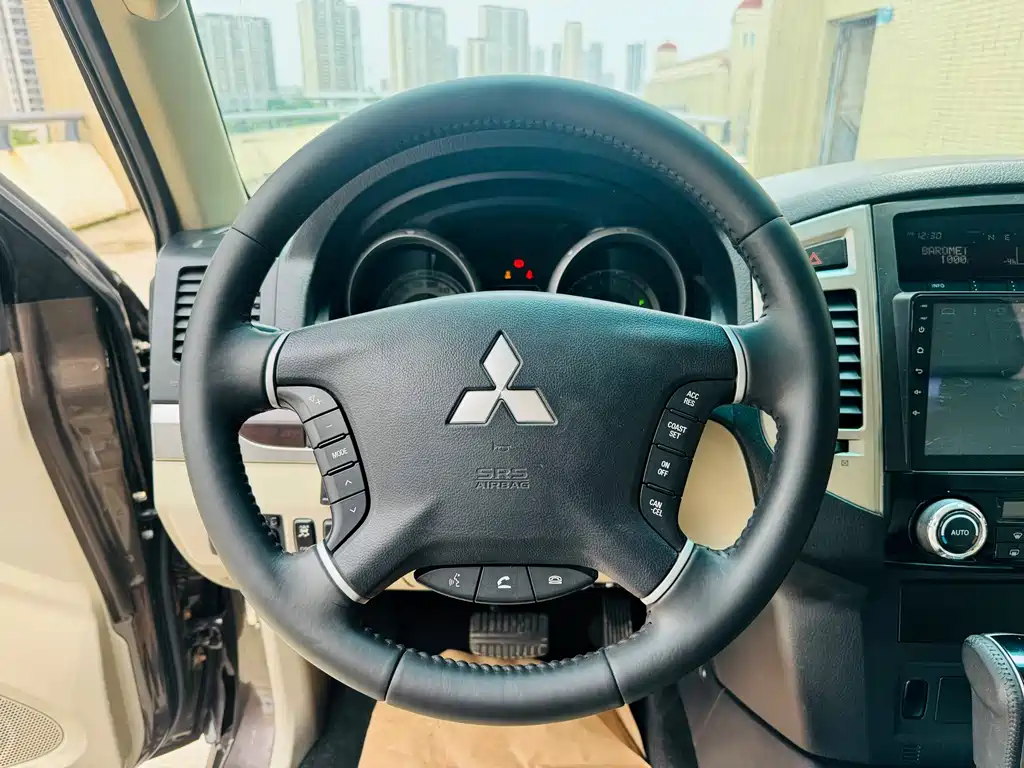 Mitsubishi Pajero (Import) — миниатюра 7