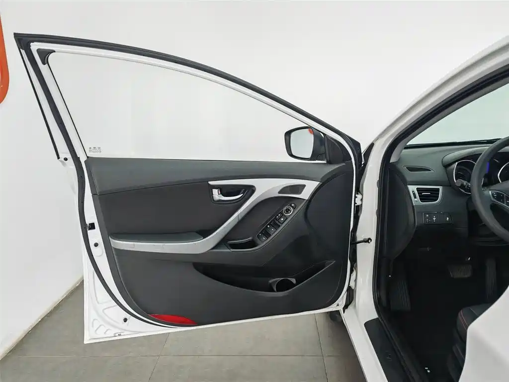 Hyundai Elantra 2016 1.6L AT Luxury