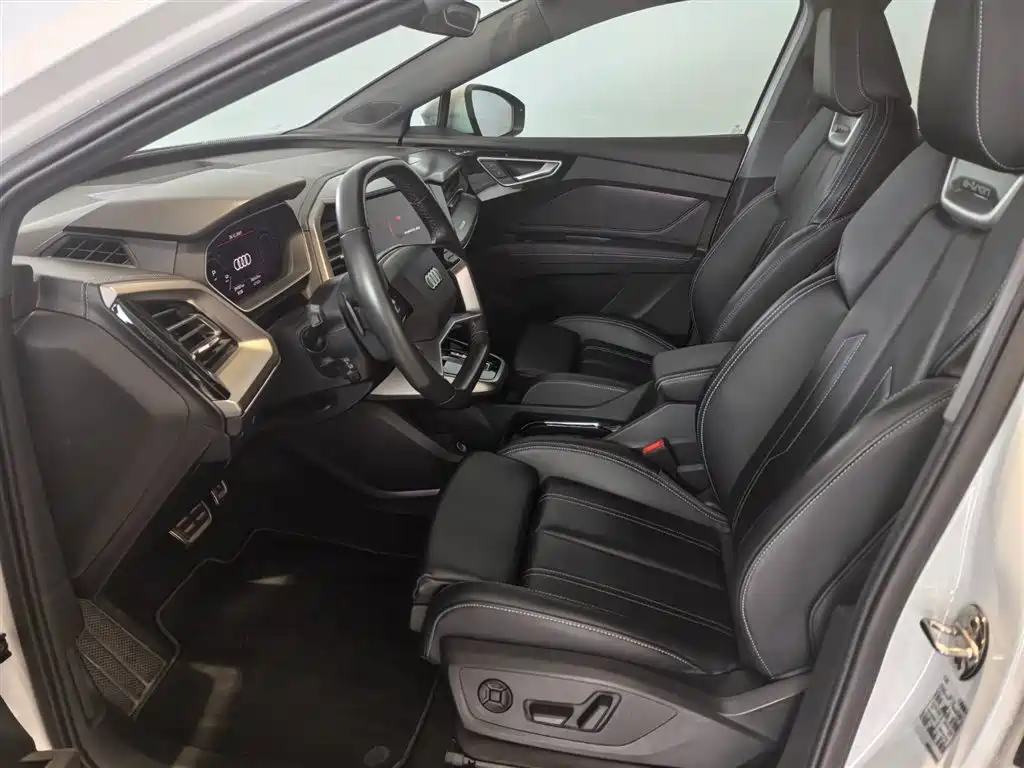 AUDI Q4 E TRON