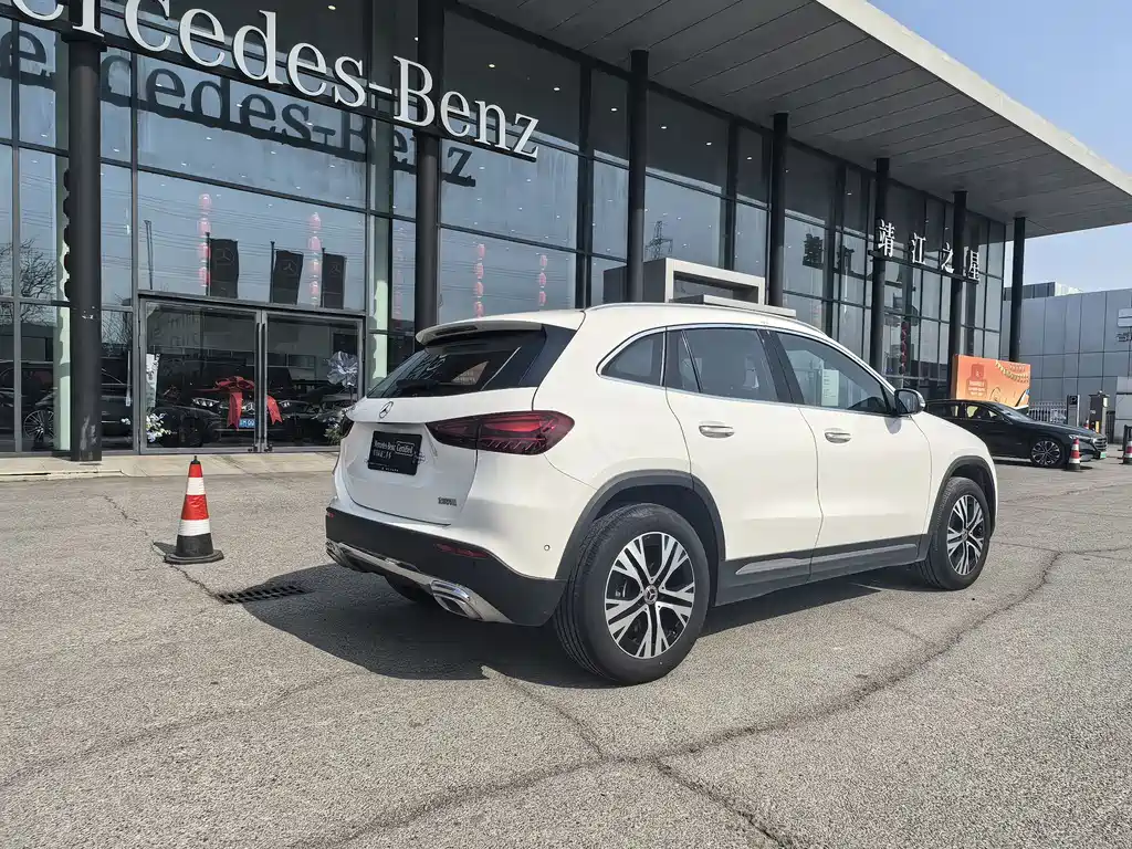 MERCEDES-BENZ GLA
