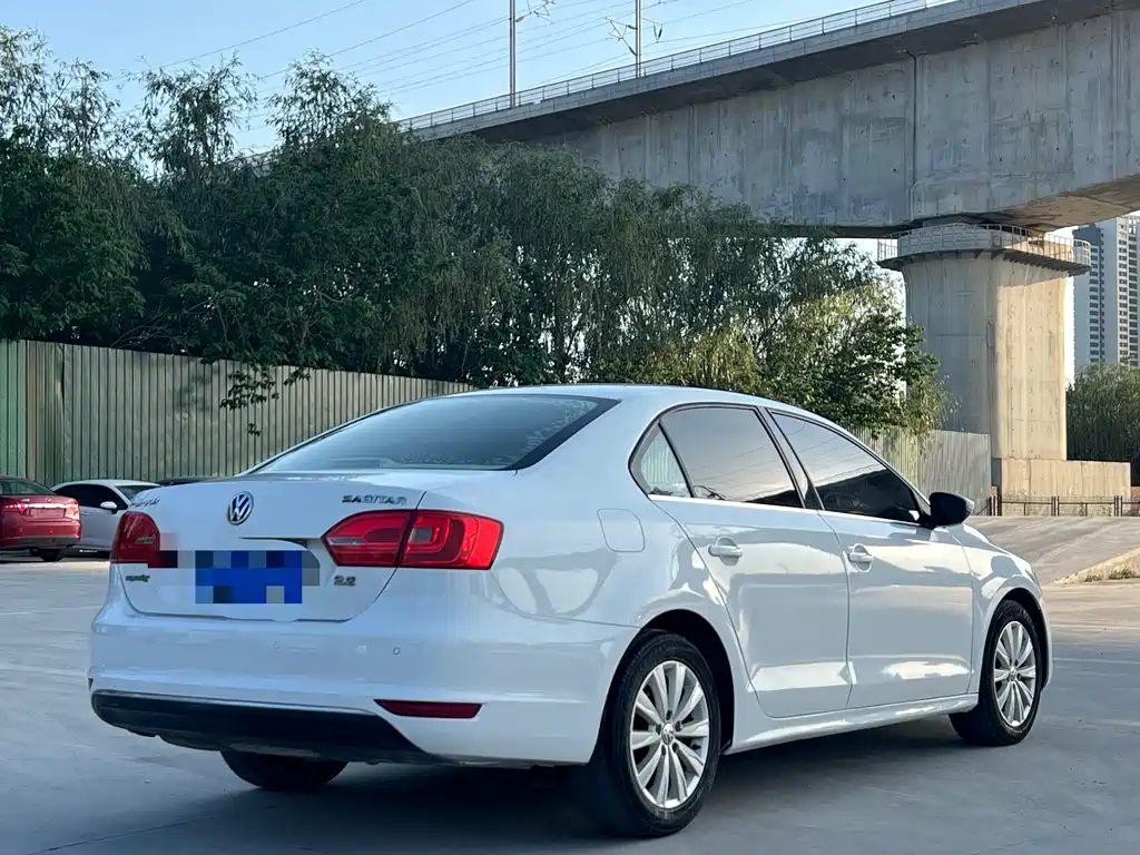 Volkswagen Sagitar 2014 1.6L MT Comfort