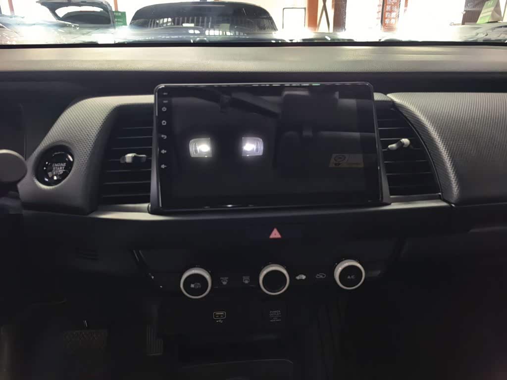 Honda Fit 1.5 л 2023 г. Белый, пробег 38100 км