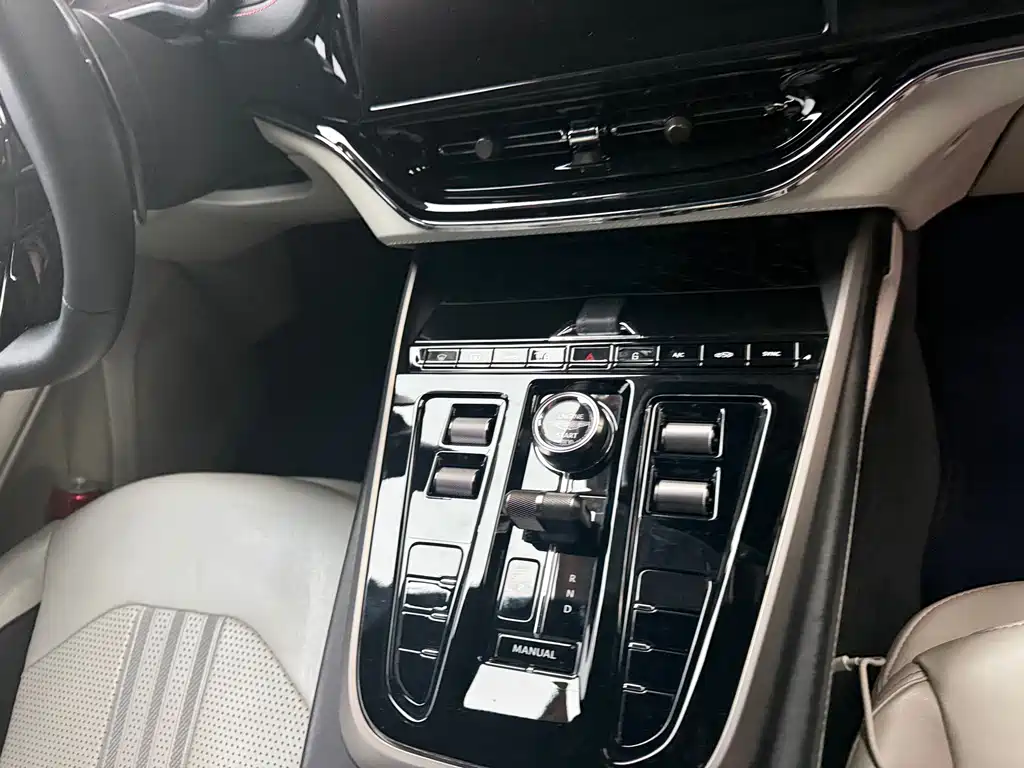 Aston Martin DBX — миниатюра 9