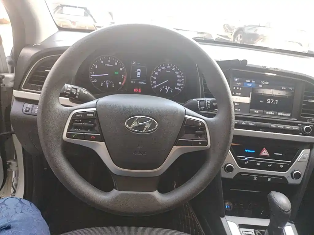 Hyundai Elantra — миниатюра 11