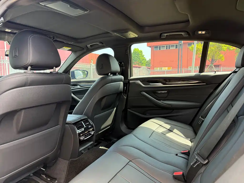BMW 5 Series — миниатюра 9