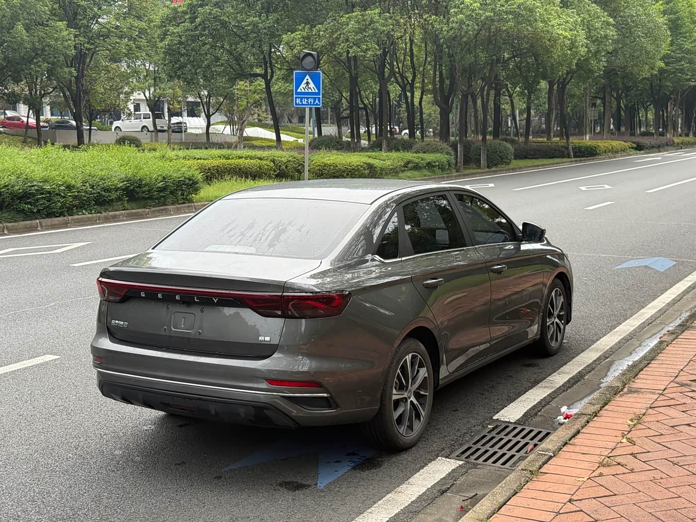 Geely Emgrand 1.5 л 2021 г. Серебристо-серый, пробег 18000 км