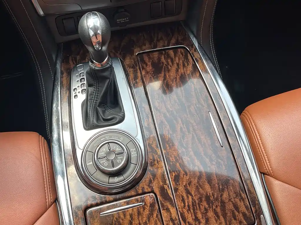Nissan Patrol — миниатюра 13