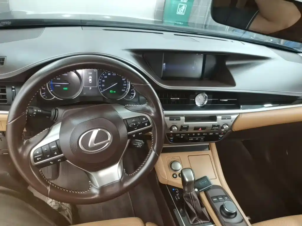 Lexus ES 2015 300h Comfort