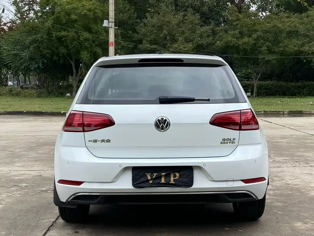 VOLKSWAGEN GOLF