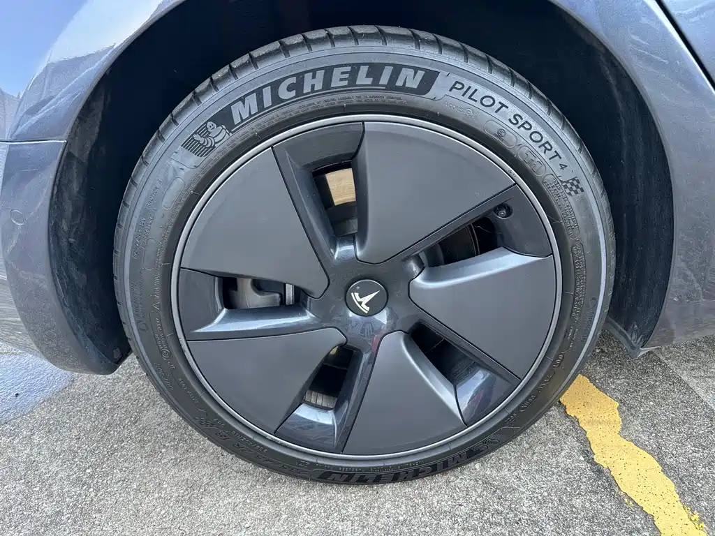 Tesla Model 3 — миниатюра 7