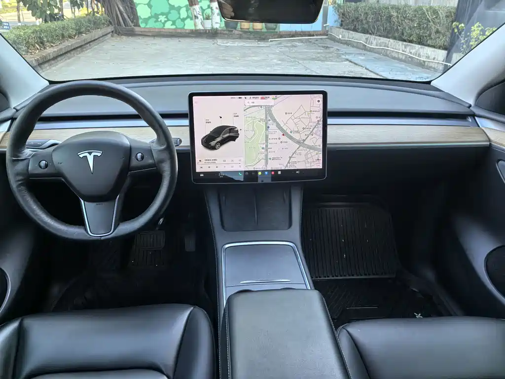 TESLA MODEL Y
