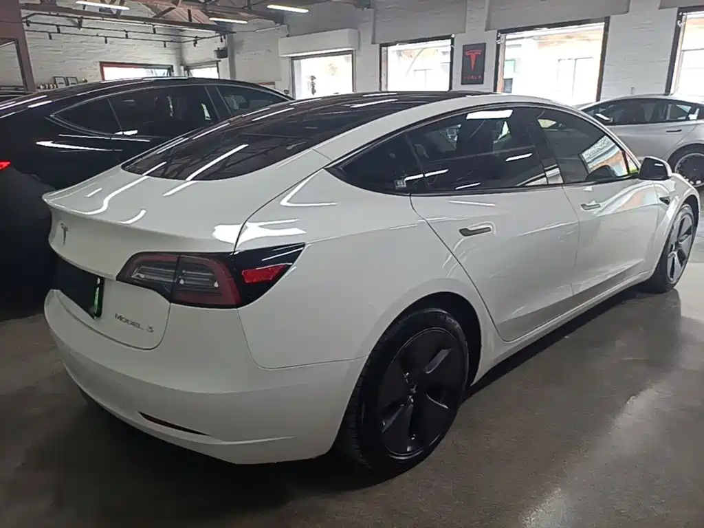 Tesla Model 3 — миниатюра 7