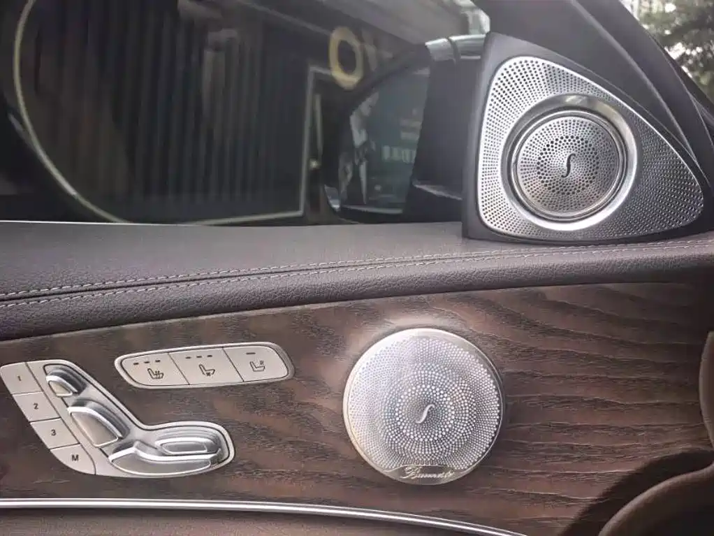 Mercedes-Benz E-Class — миниатюра 9