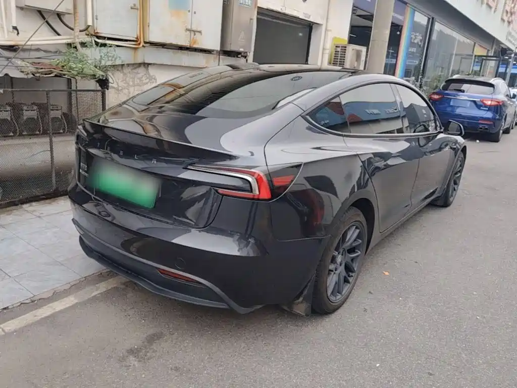 Tesla Model 3 — миниатюра 7