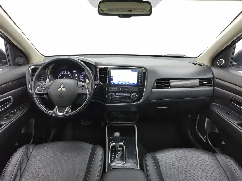 Mitsubishi Outlander 2018 2.4L Luxury 7 мест