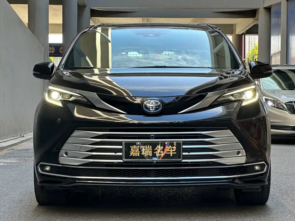 Toyota Sienna — миниатюра 2