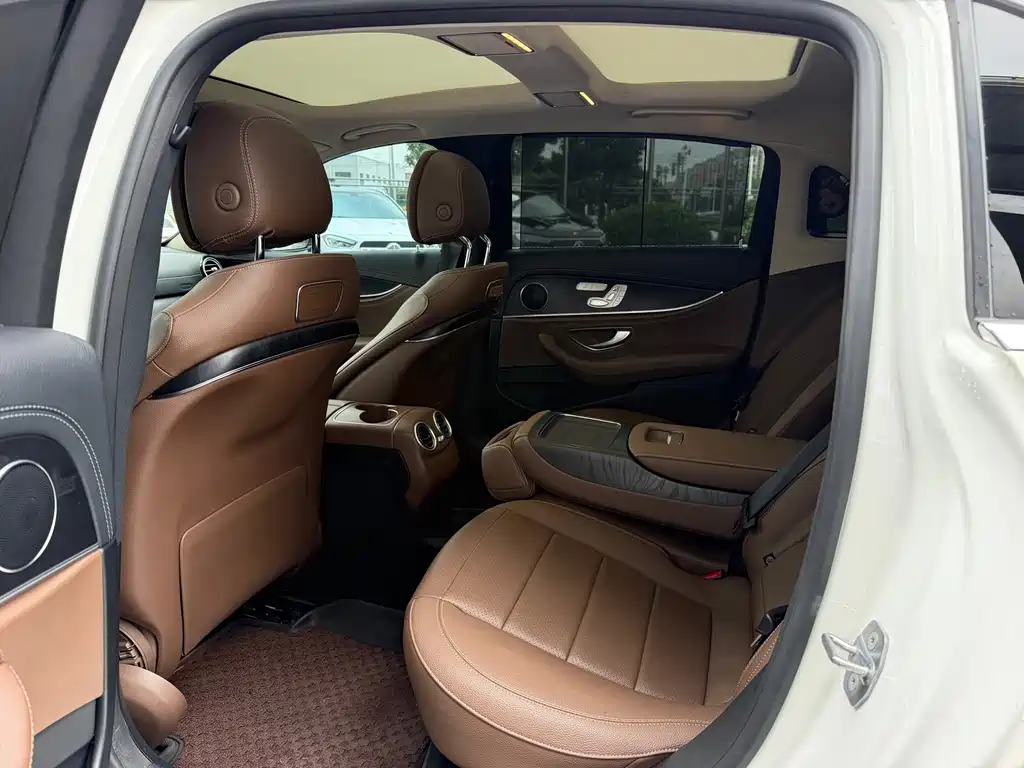 Mercedes-Benz E-Class — миниатюра 9