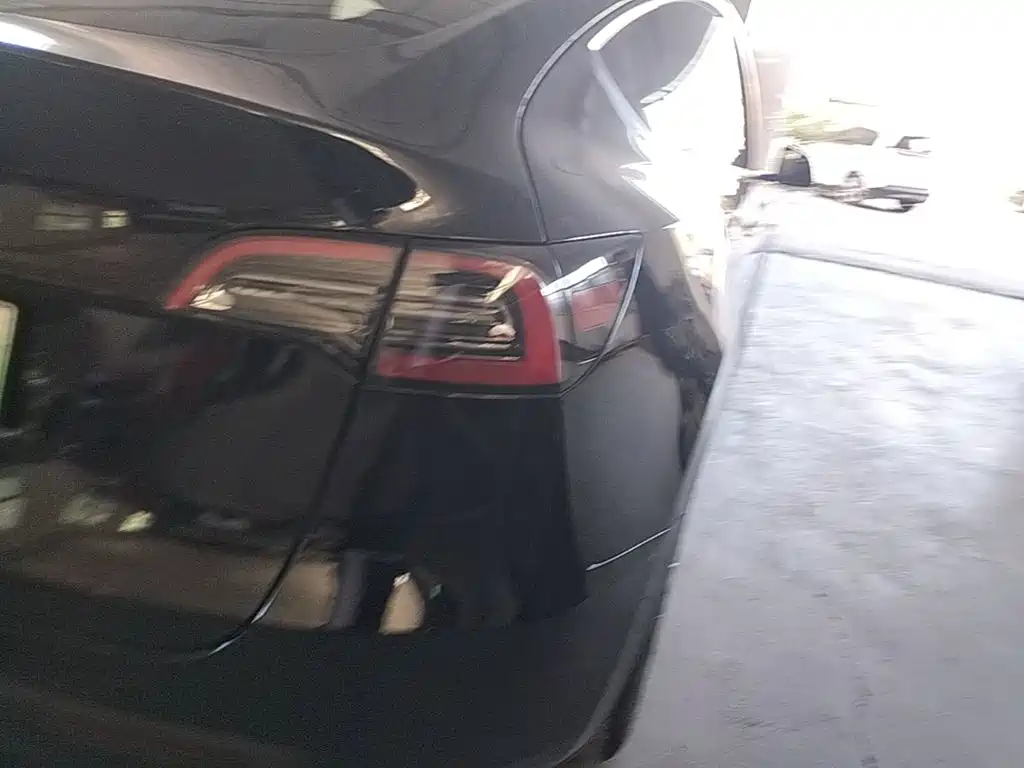 Tesla Model Y — миниатюра 8