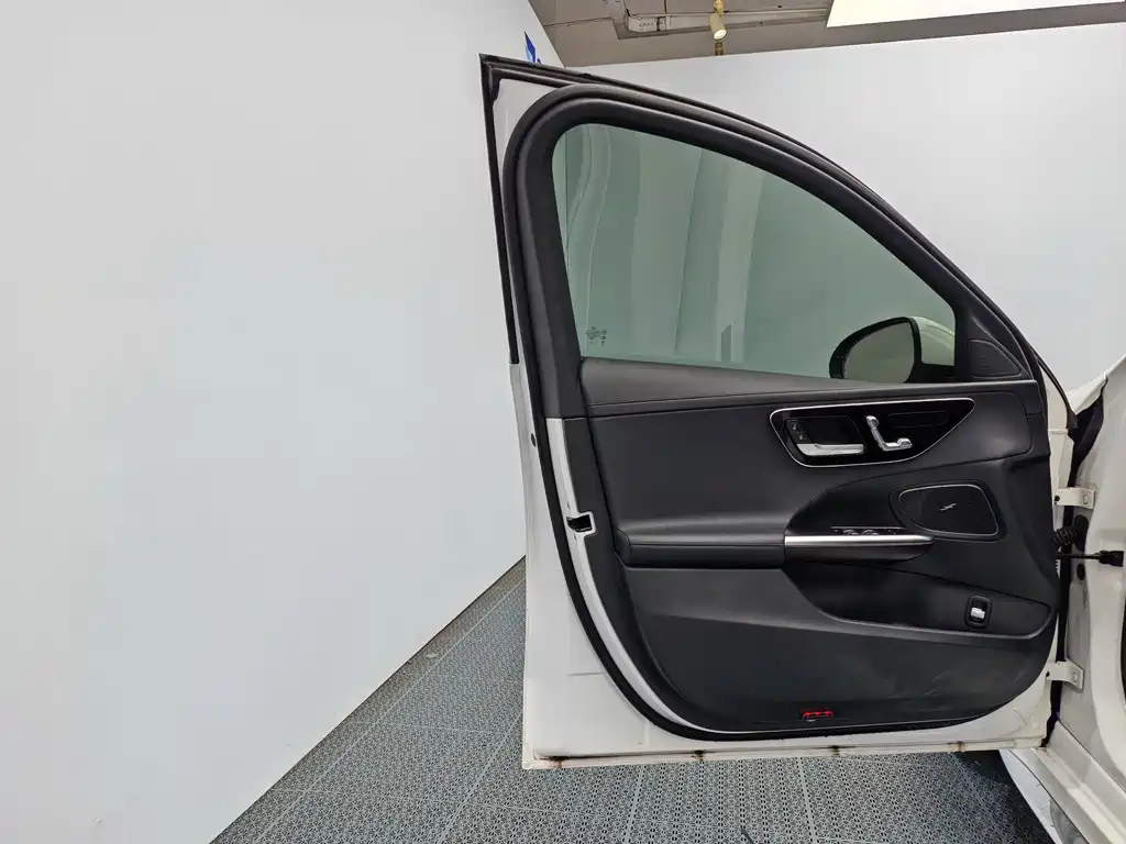 Mercedes-Benz C-Class — миниатюра 13