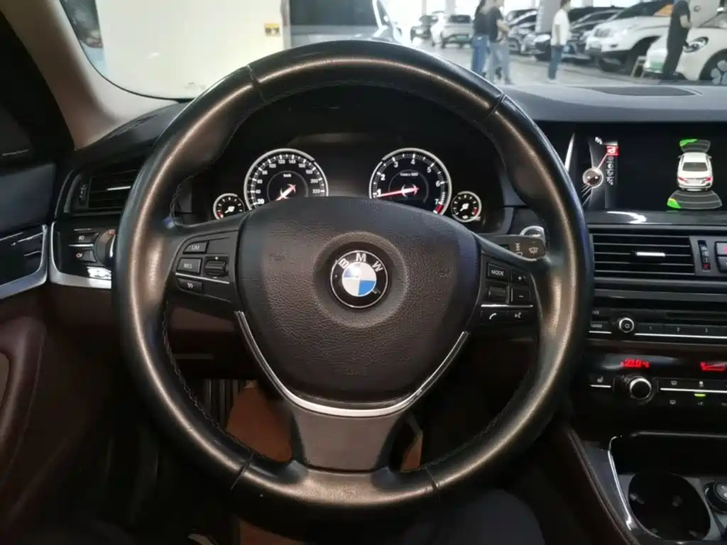 BMW 5 Series — миниатюра 11