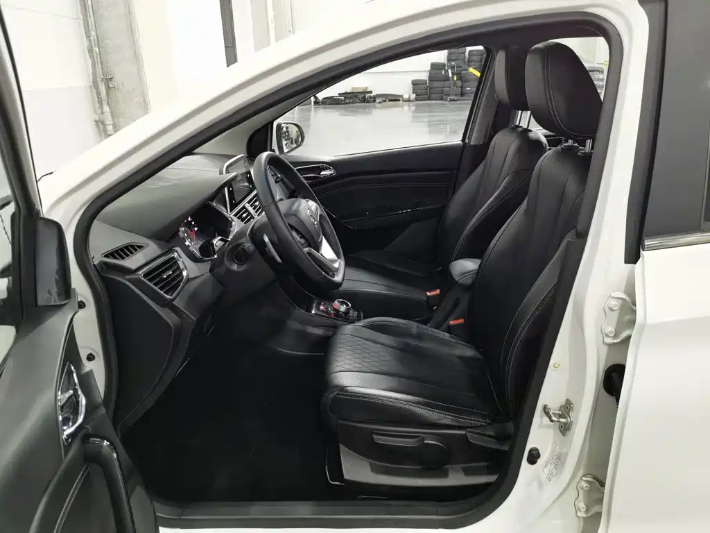 Baojun 310W — миниатюра 10