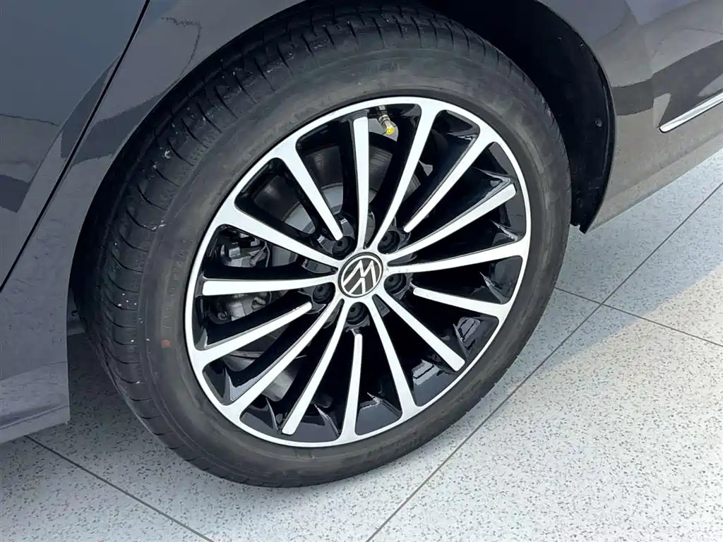 Volkswagen Passat 2026 380TSI