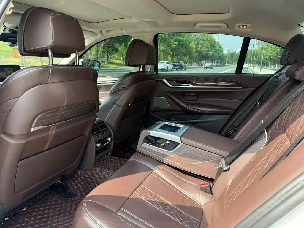 BMW 5 Series — миниатюра 6