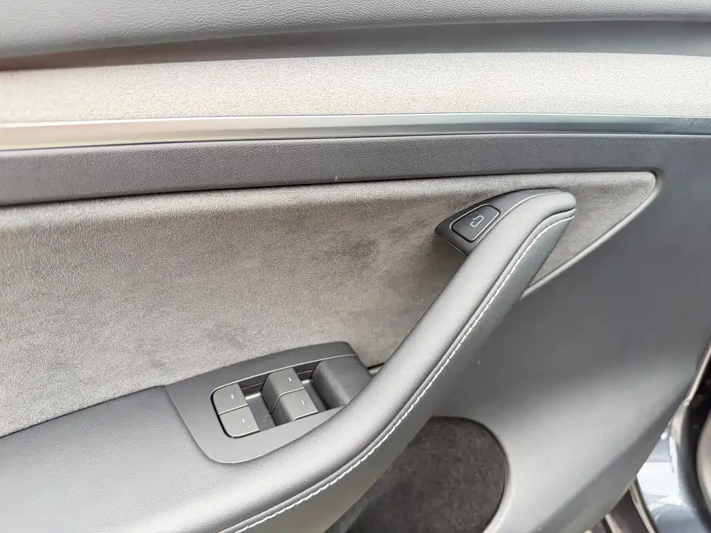 Tesla Model Y — миниатюра 9