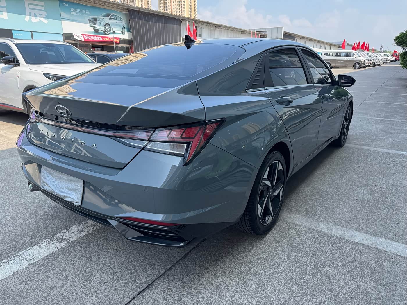 Hyundai Elantra 1.5 л 2021 г. Серебристо-серый, пробег 43000 км