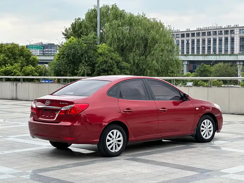 Hyundai Elantra — миниатюра 12