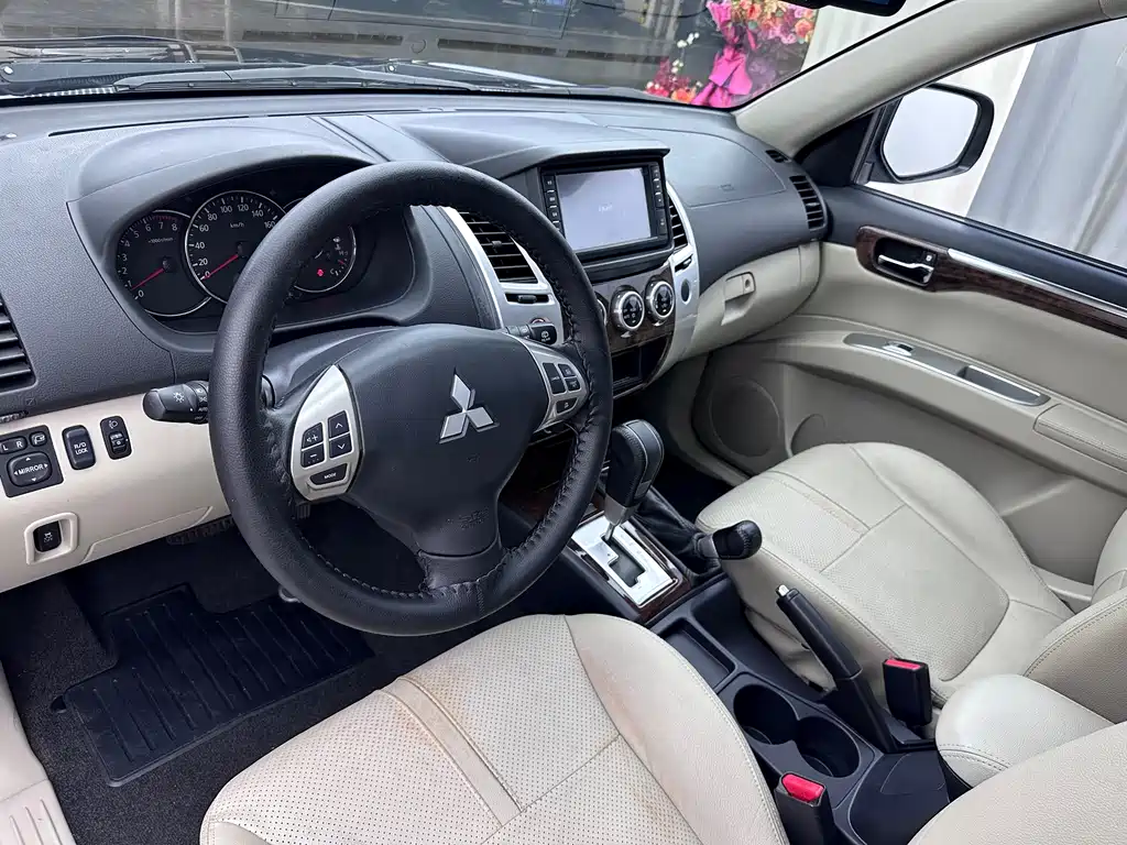 Mitsubishi Pajero Sport — миниатюра 6