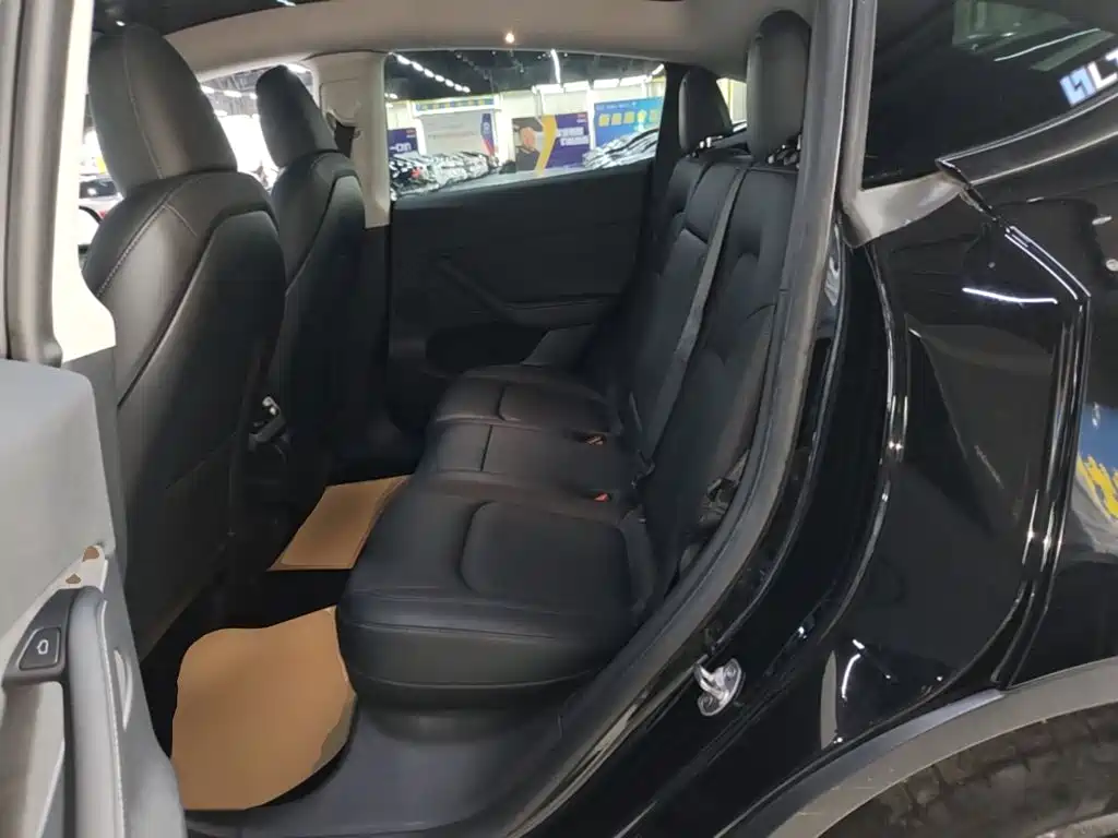 Tesla Model Y — миниатюра 17