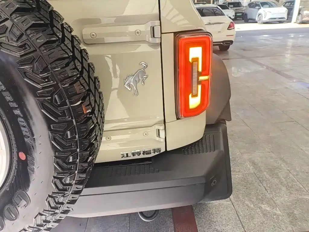 Ford Bronco — миниатюра 8