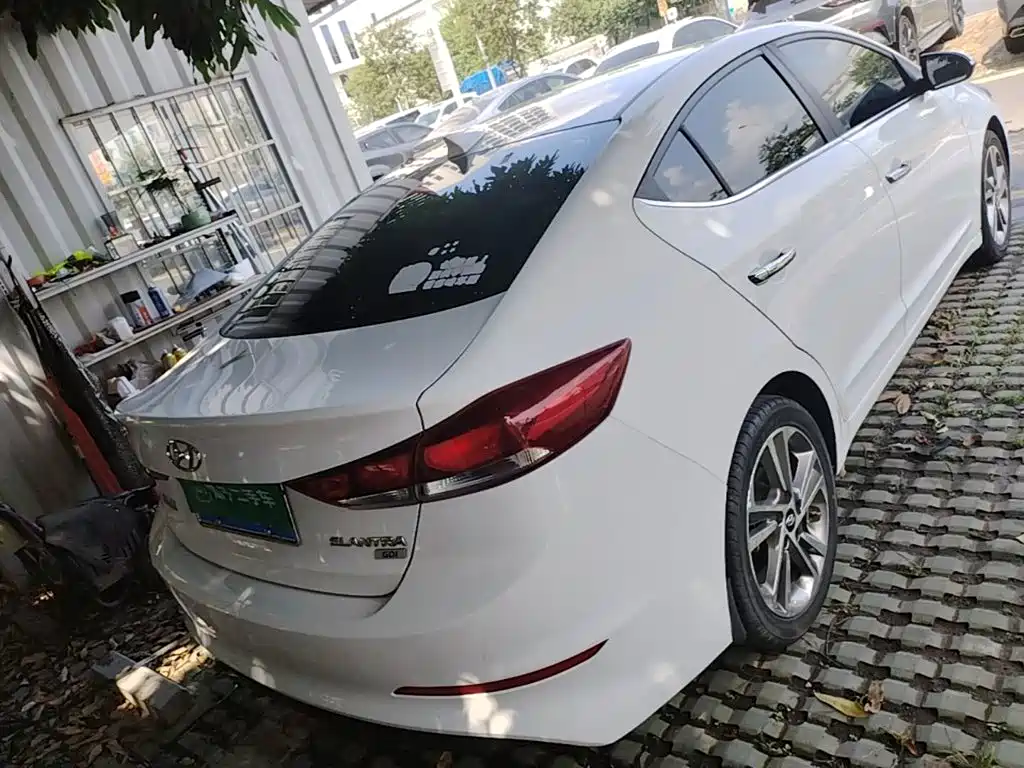Hyundai Elantra — миниатюра 6