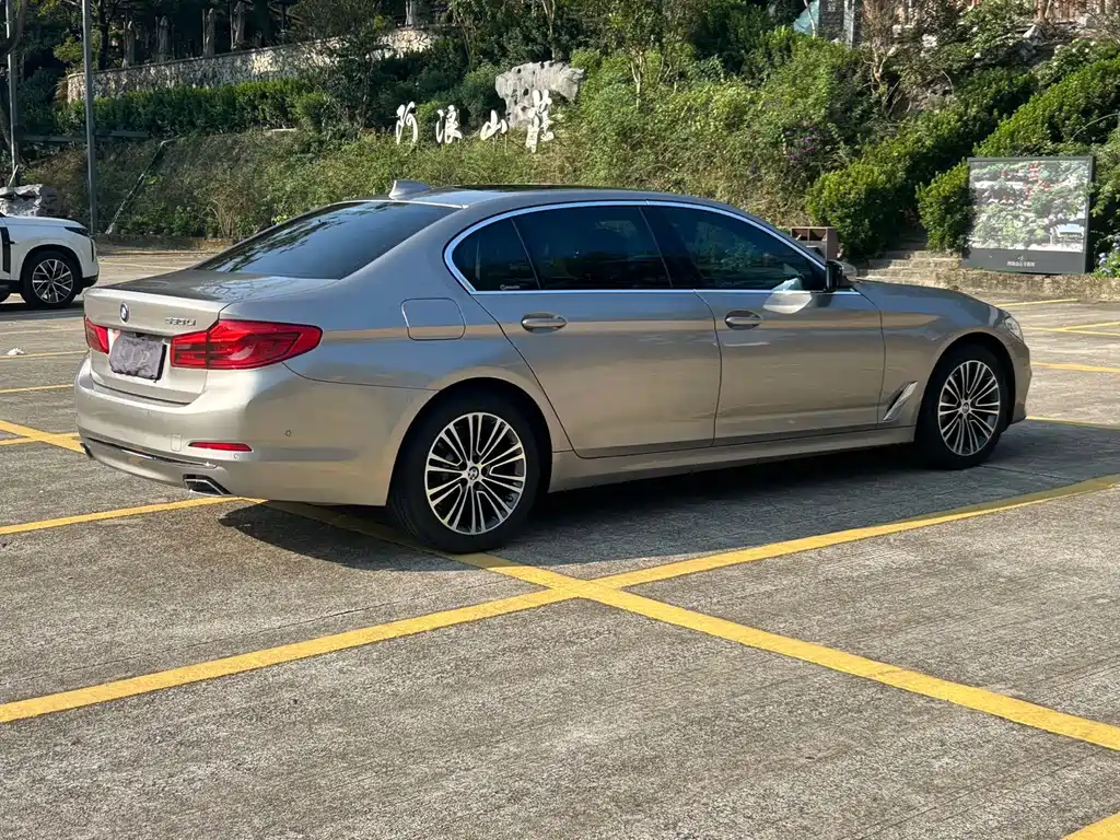 BMW 5 Series — миниатюра 7