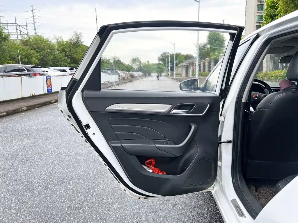 Roewe i6 New Energy — миниатюра 13