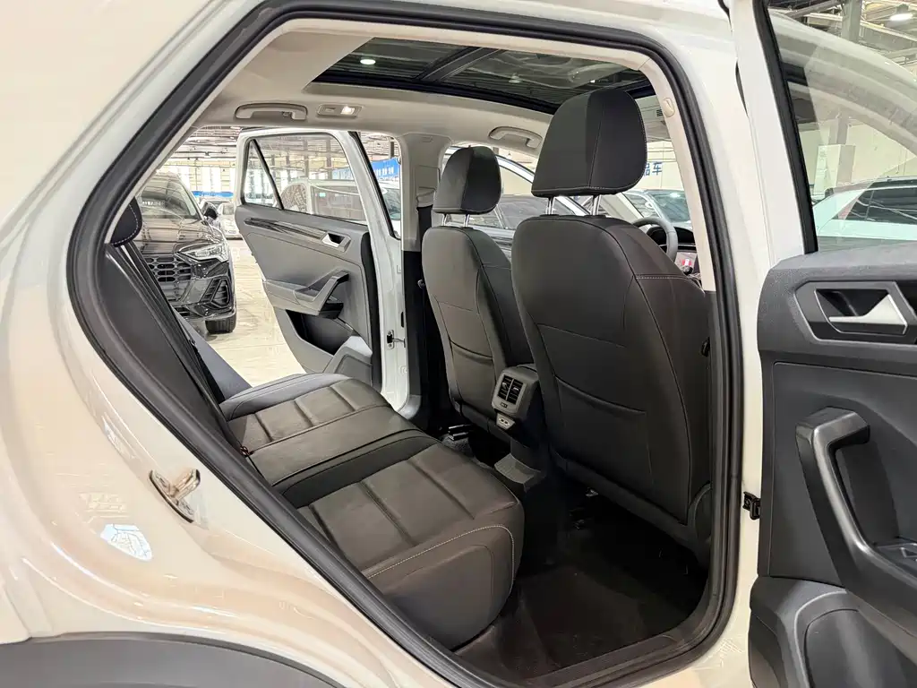 Volkswagen T-Roc — миниатюра 10